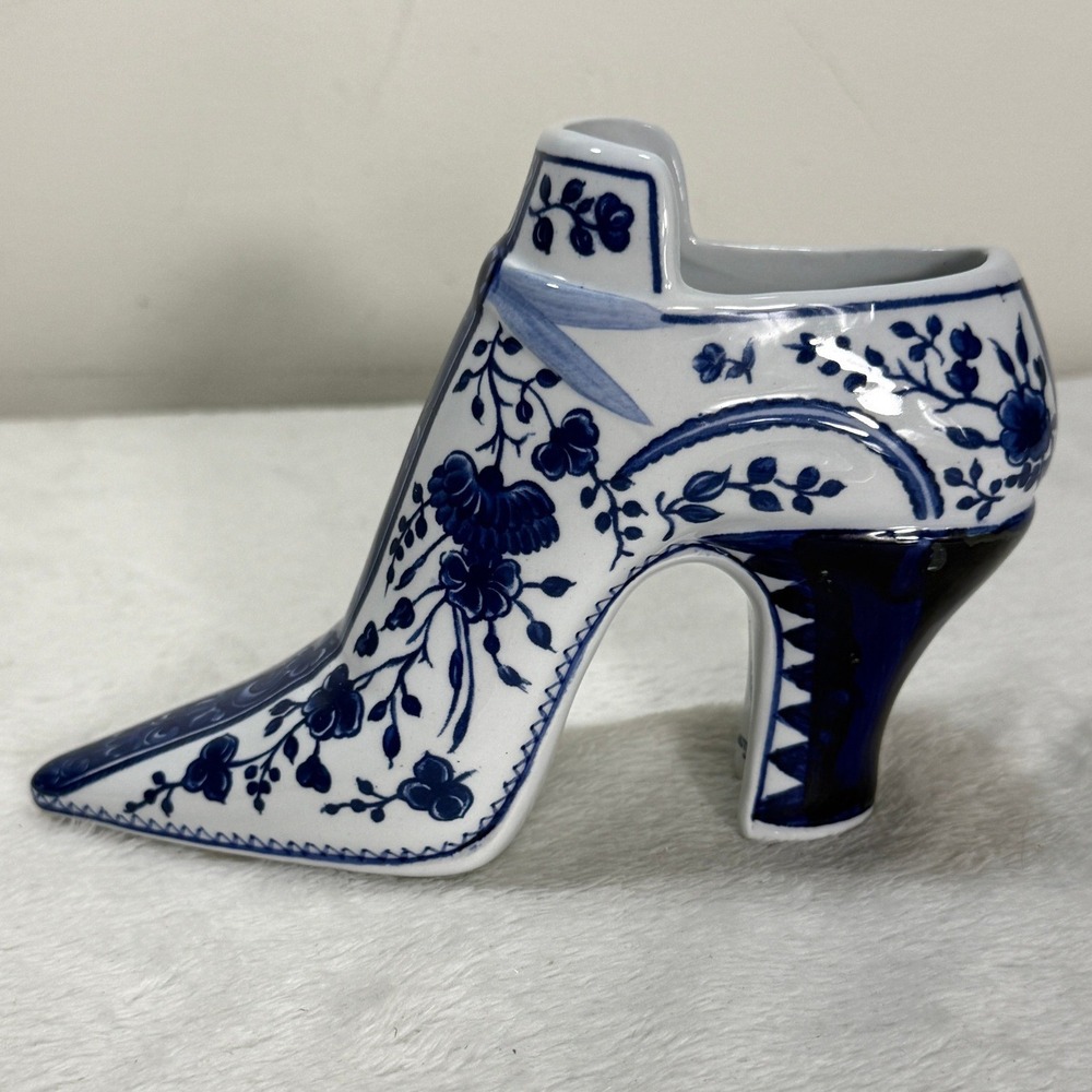 Williamsburg Restoration Authentic Delft Blue White Floral Ceramic Shoe Figurine